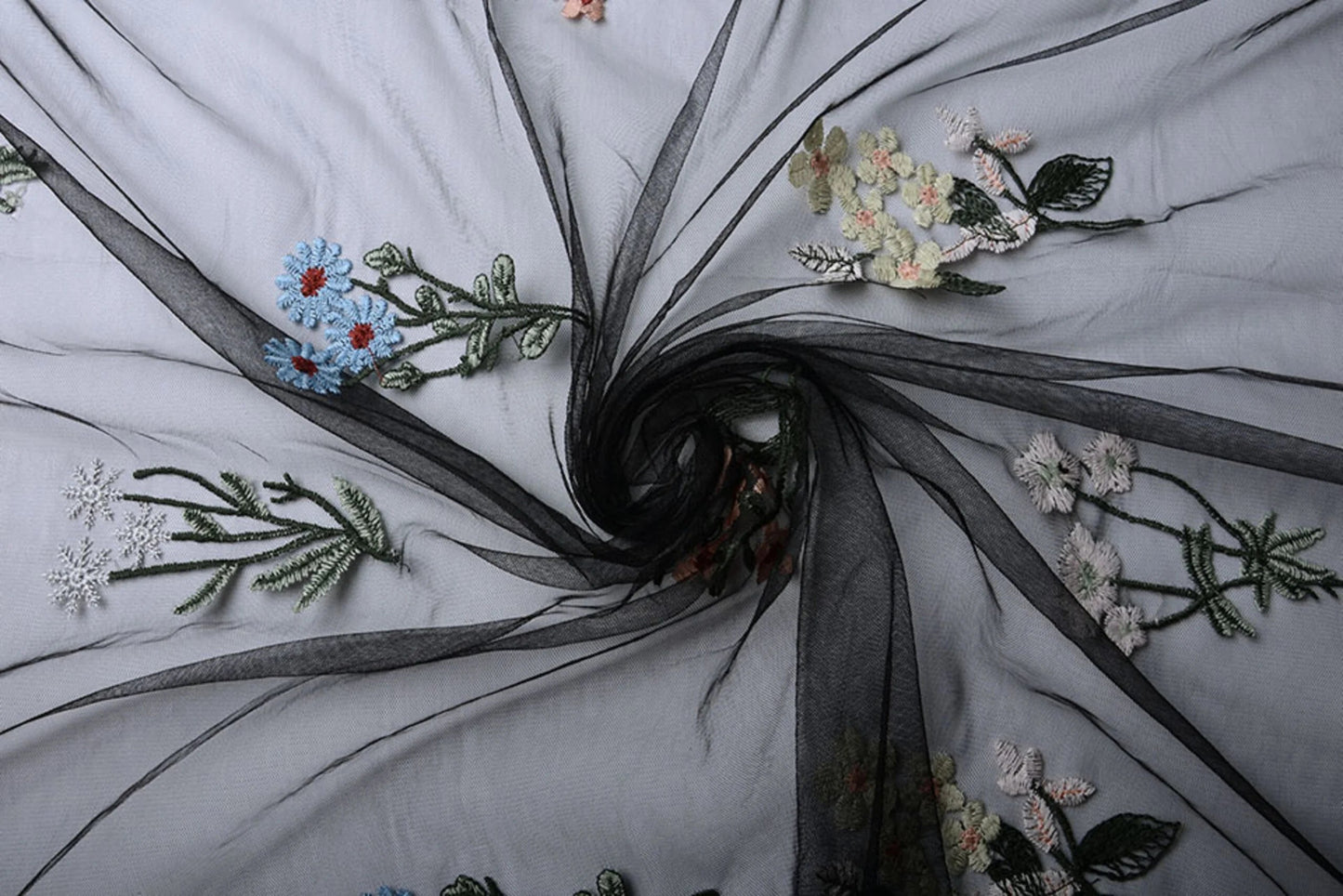 Image de tulle brodé de fleurs 100 - 150 g/m² – disponible chez Šarlotes audumi