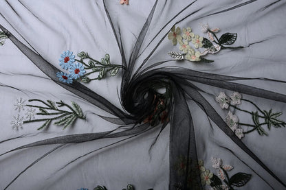Image de tulle brodé de fleurs 100 - 150 g/m² – disponible chez Šarlotes audumi