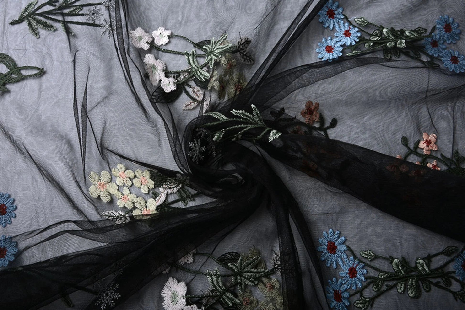 txt
Image de tulle brodée de fleurs 100 - 150 g/m² – disponible chez Šarlotes audumi