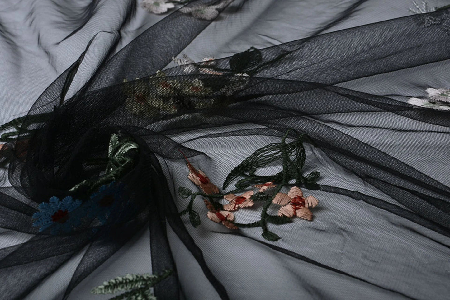 Image de tulle brodée à fleurs 100 - 150 g/m² – disponible chez Šarlotes audumi
