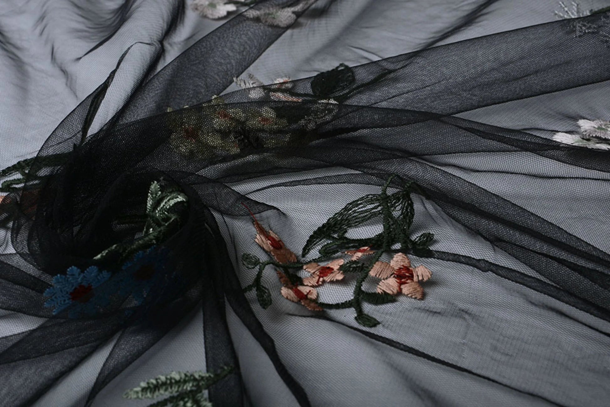 Image de tulle brodée à fleurs 100 - 150 g/m² – disponible chez Šarlotes audumi