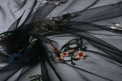 Image de tulle brodée à fleurs 100 - 150 g/m² – disponible chez Šarlotes audumi