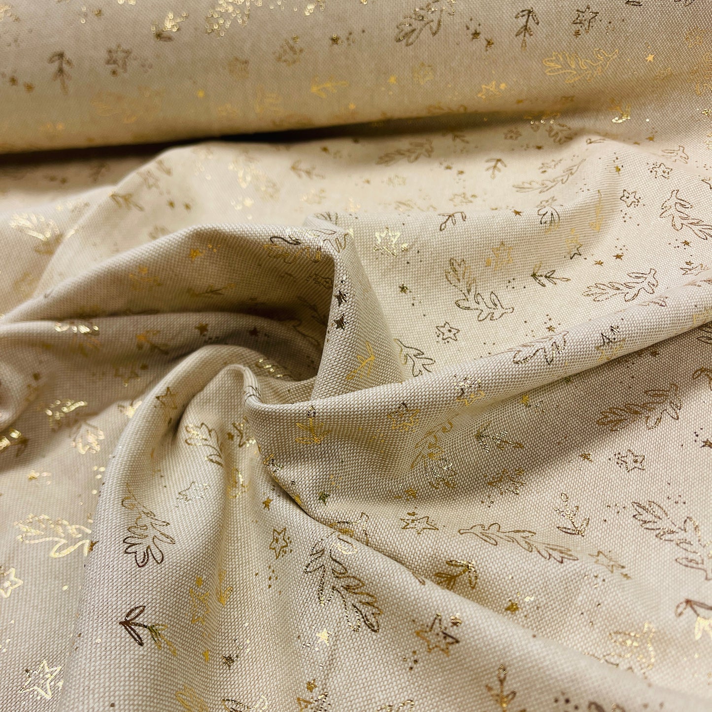 Image de toile canvas - feuilles dorées sur fond clair 175 g/m² – disponible chez Šarlotes audumi