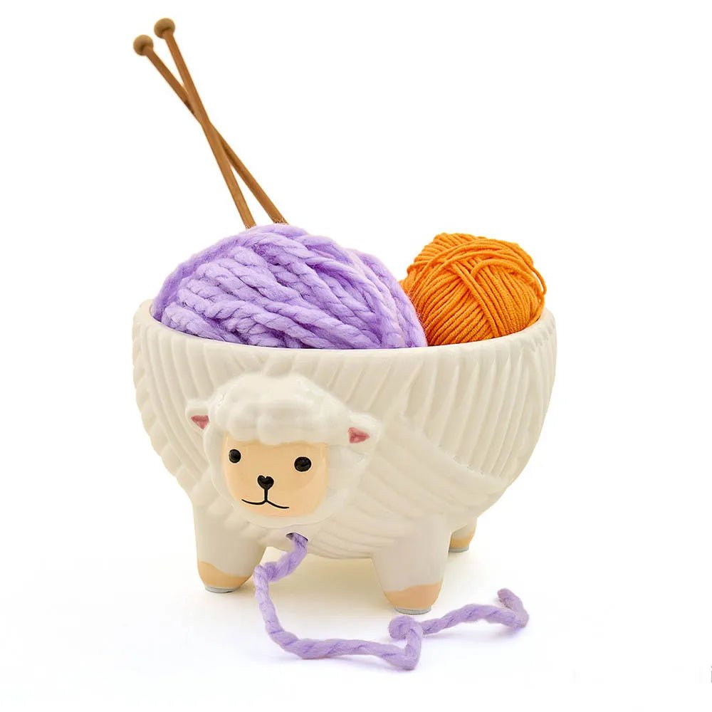 Image d’un bol à laine en céramique en forme de mouton, blanc Sew Tasty – disponible chez Šarlotes audumi