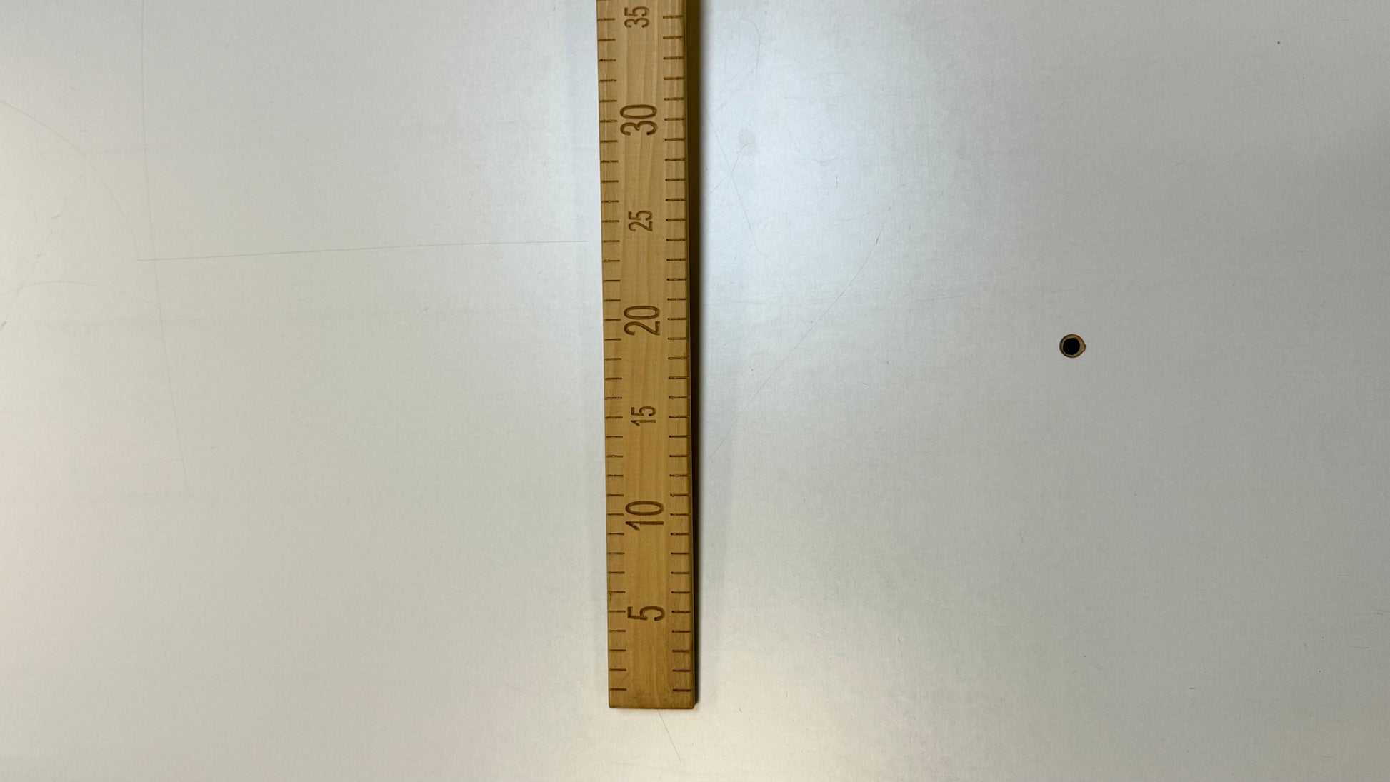 Règle en bois 100 cm – disponible chez Šarlotes audumi