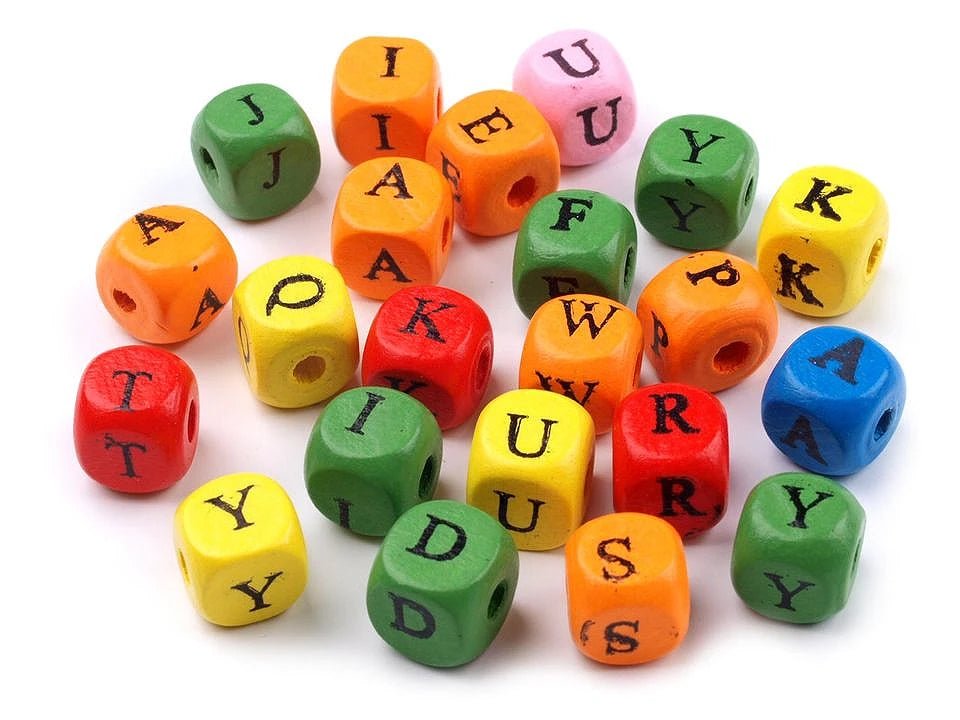 Image de perles en bois avec lettres, 10×10 mm|20 g – disponible chez Šarlotes audumi