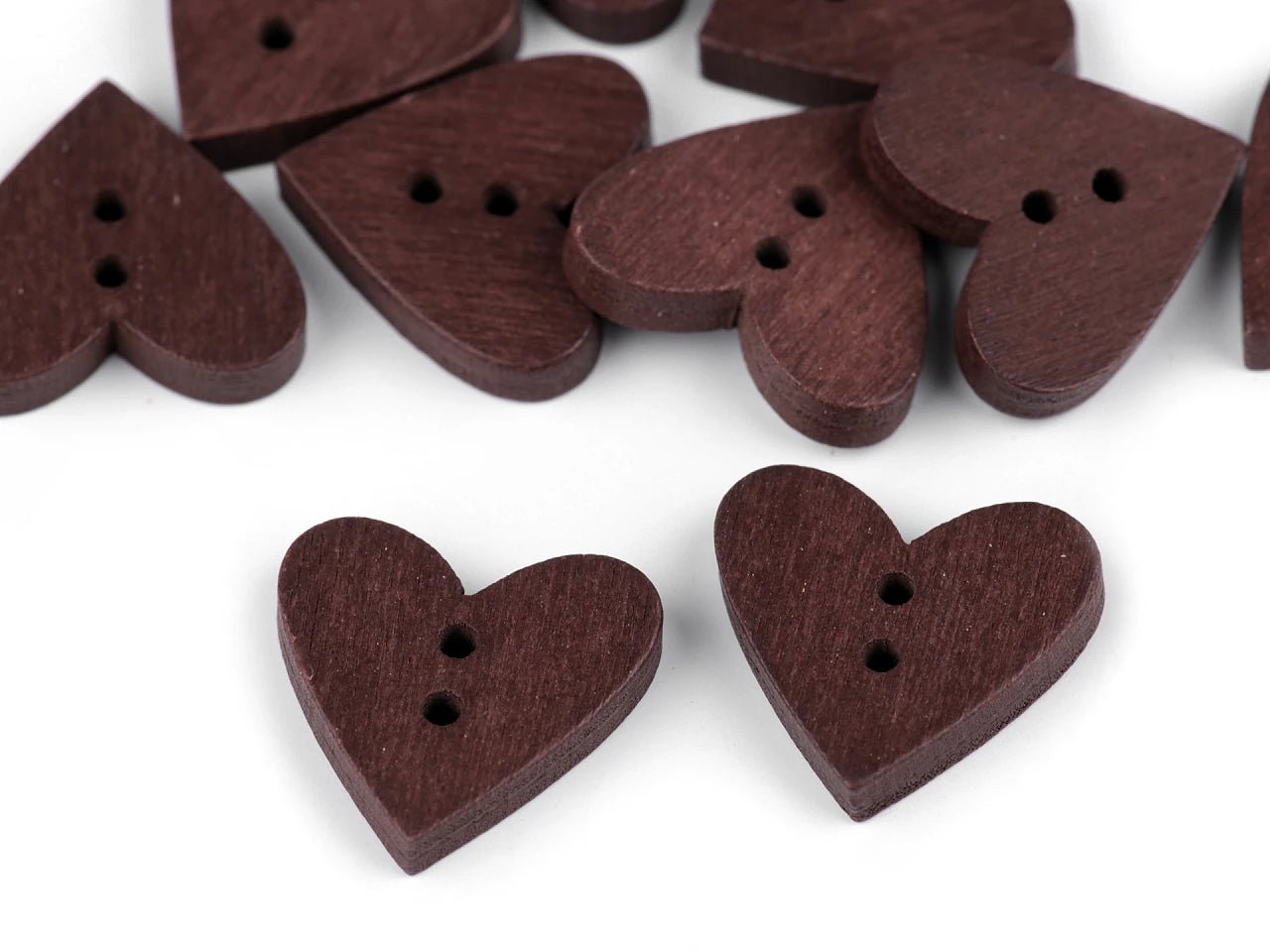 Image de boutons en bois 18 x 19 mm - cœur, en différentes teintes – disponible chez Šarlotes audumi