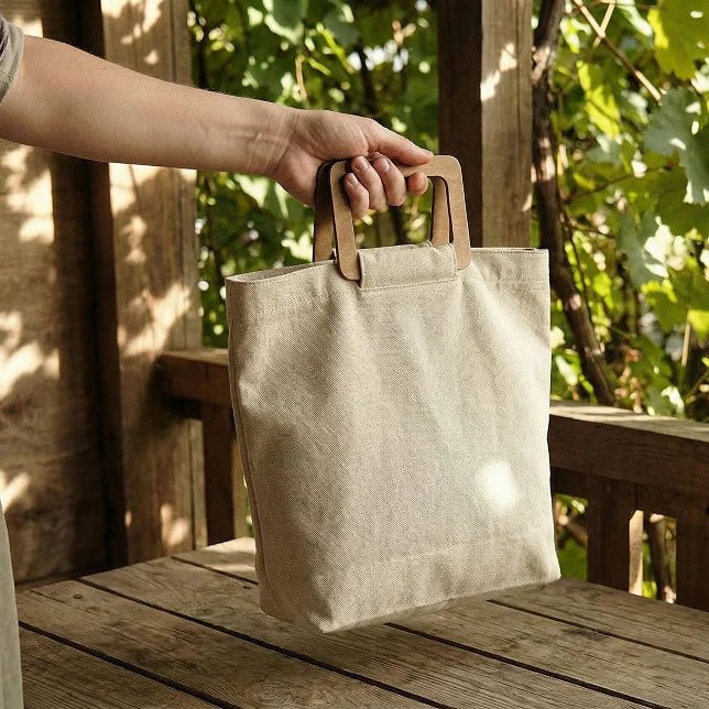 Image avec poignée en bois pour sac 11 × 15 cm – disponible chez Šarlotes audumi
