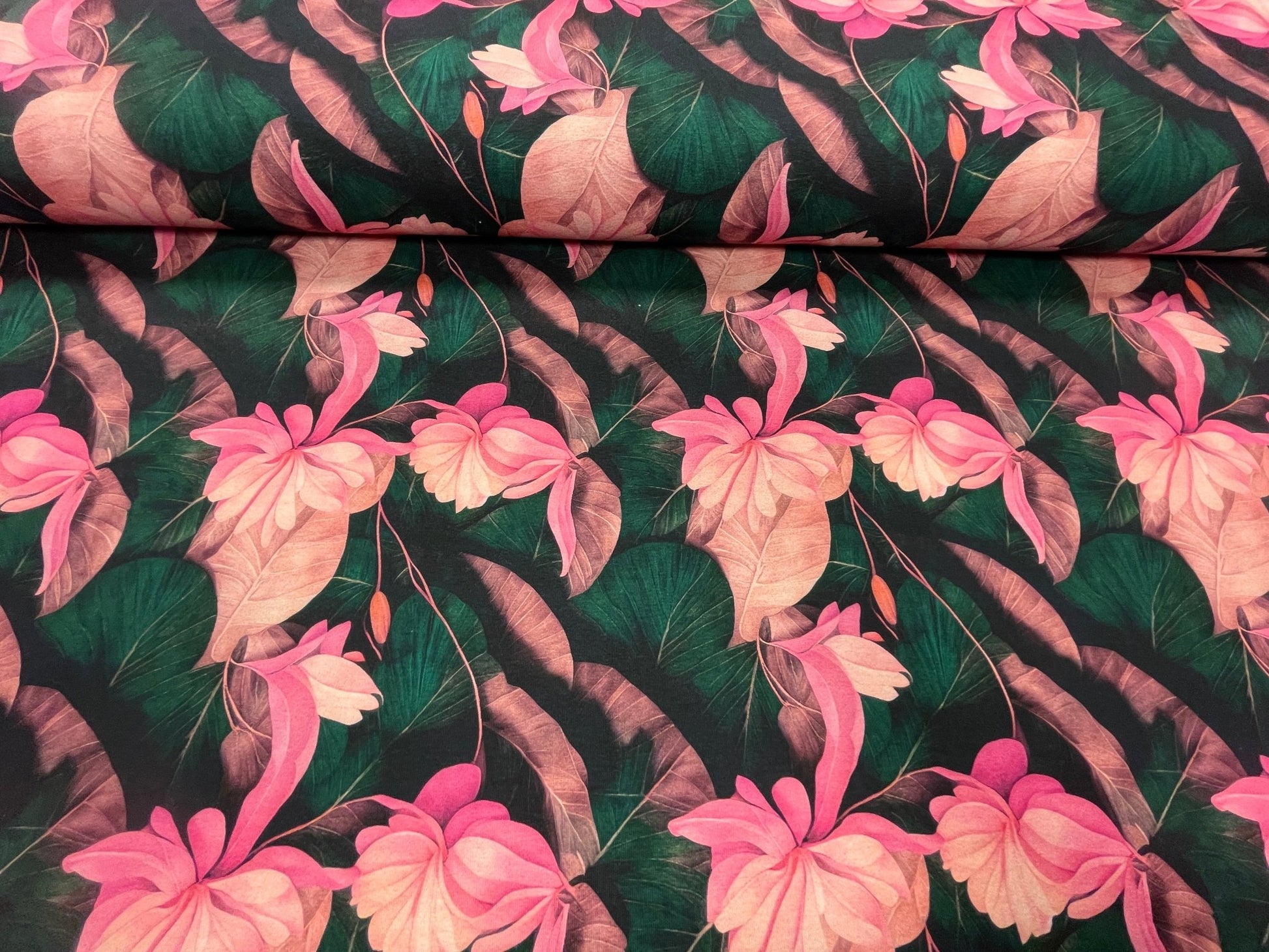 Maille bouclette en coton - fleurs roses avec feuilles vert émeraude 250 g/m²