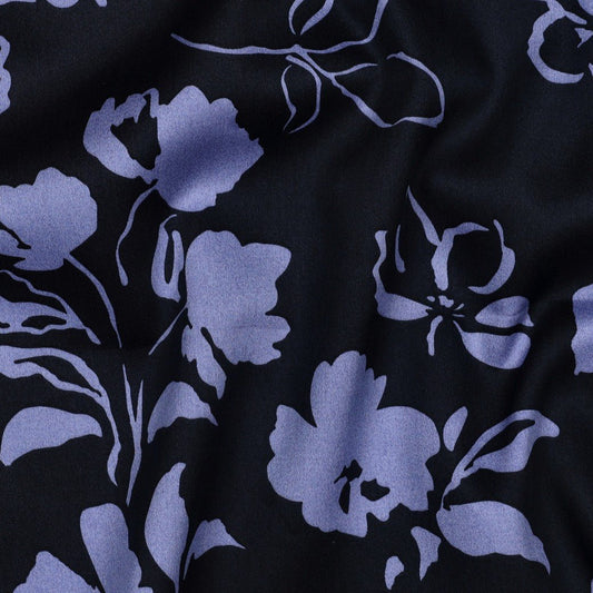 Image de tissu en satin de coton à motif floral 115 g/m² – disponible chez Šarlotes audumi