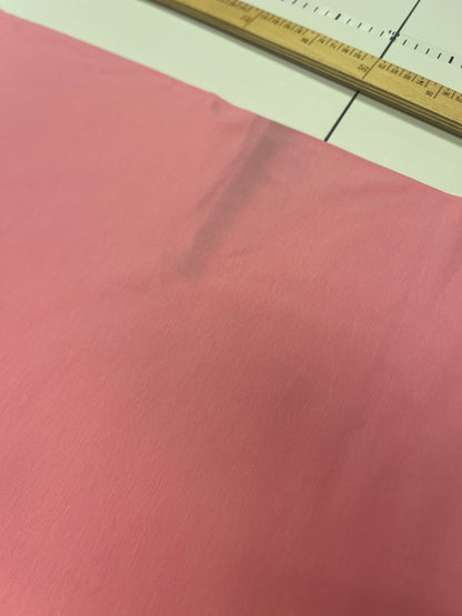 Kuva puuvillaneuloksesta, jossa vika – pinkki, saatavilla verkossa Šarlotes audumi