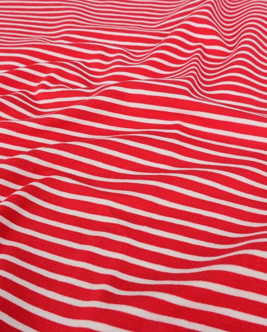 Image de jersey en coton à rayures rouges 220 g/m² – disponible chez Šarlotes audumi