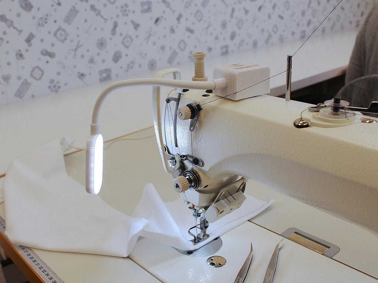Kuva LED-magneettilampusta ompelukoneeseen – saatavana Šarlotes audumi