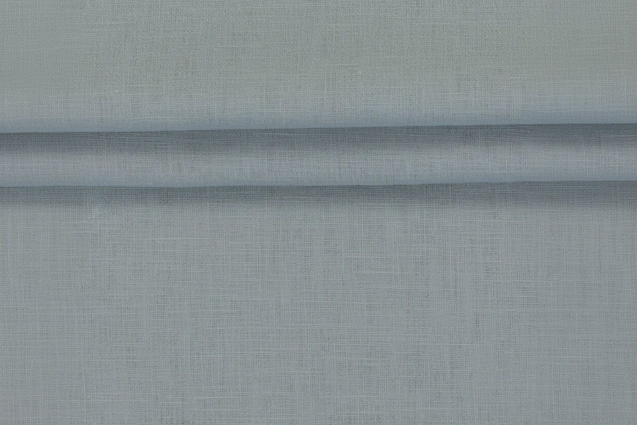 Image de tissu en lin gris 235 g/m² – disponible chez Šarlotes audumi