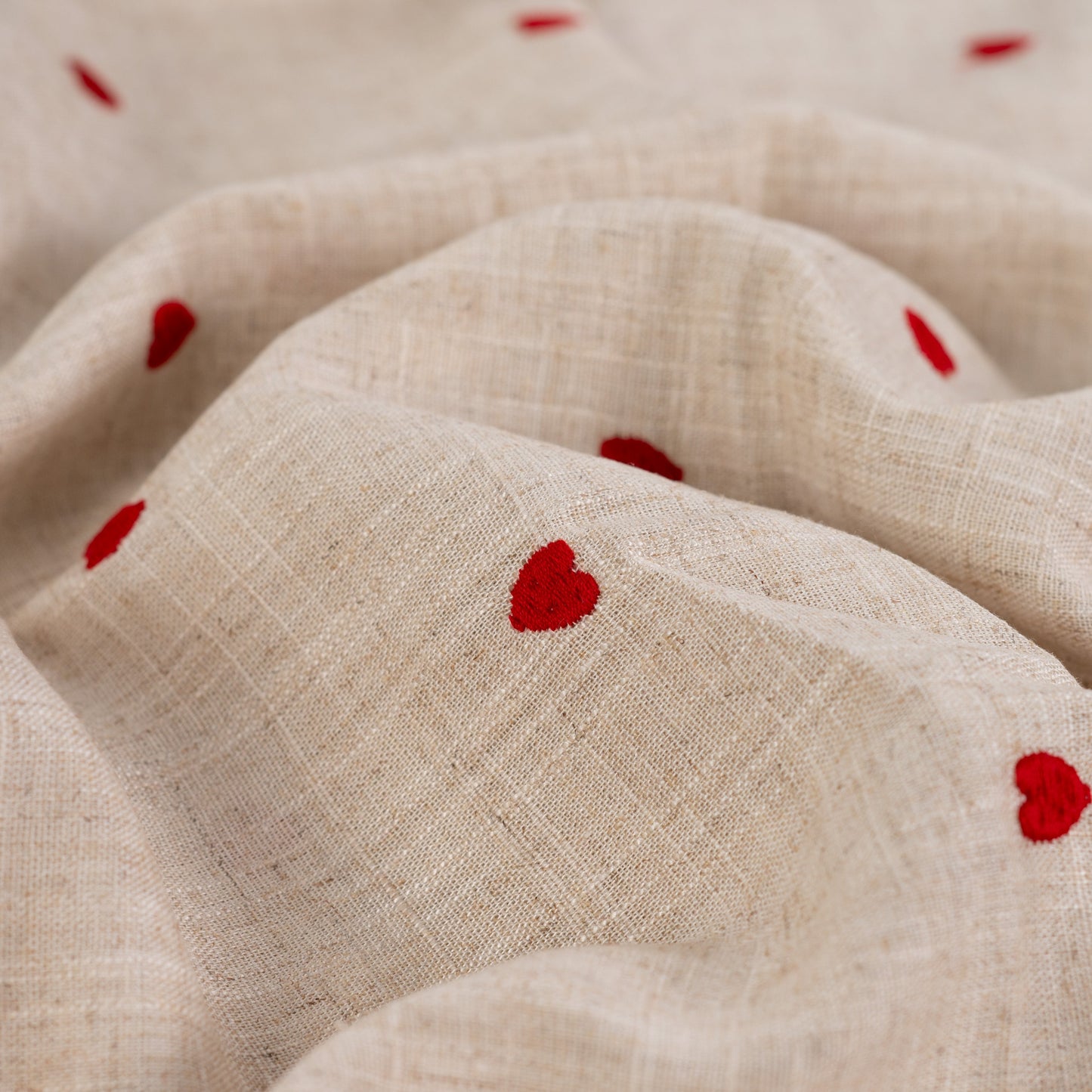 Image en lin avec viscose - cœurs 180 g/m² – disponible chez Šarlotes audumi