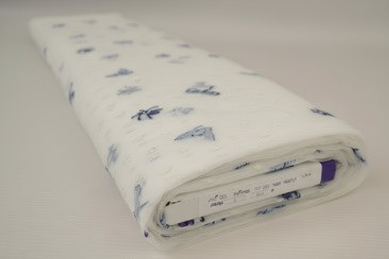 Kirjailtu tyllikangas perhosilla 100 g/m²