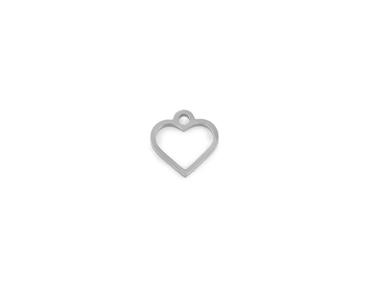 Image avec pendentif en métal en forme de cœur, de différentes teintes, disponible chez Šarlotes audumi