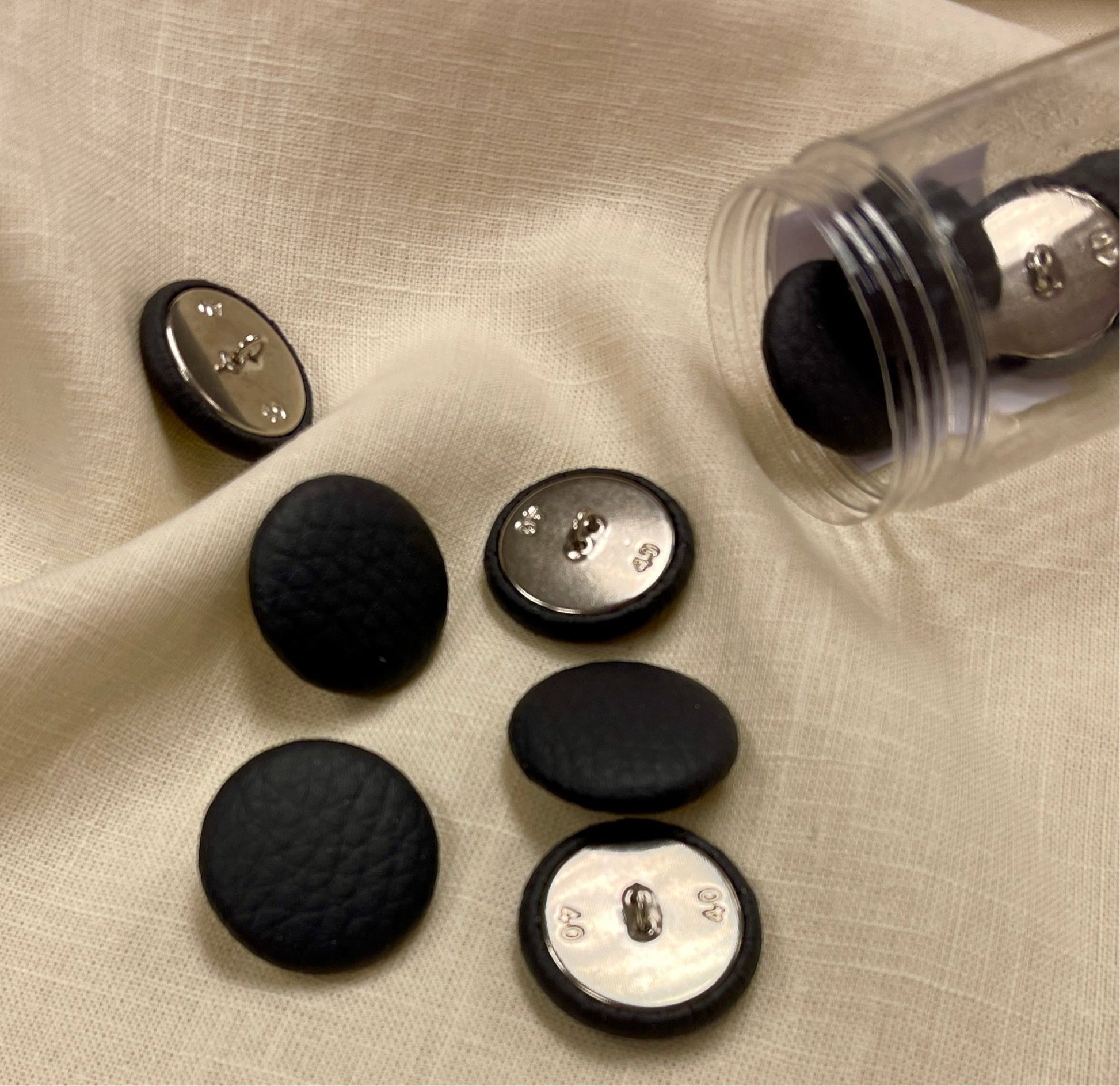 Boutons métalliques avec simili cuir sur tige 25 mm - gris foncé