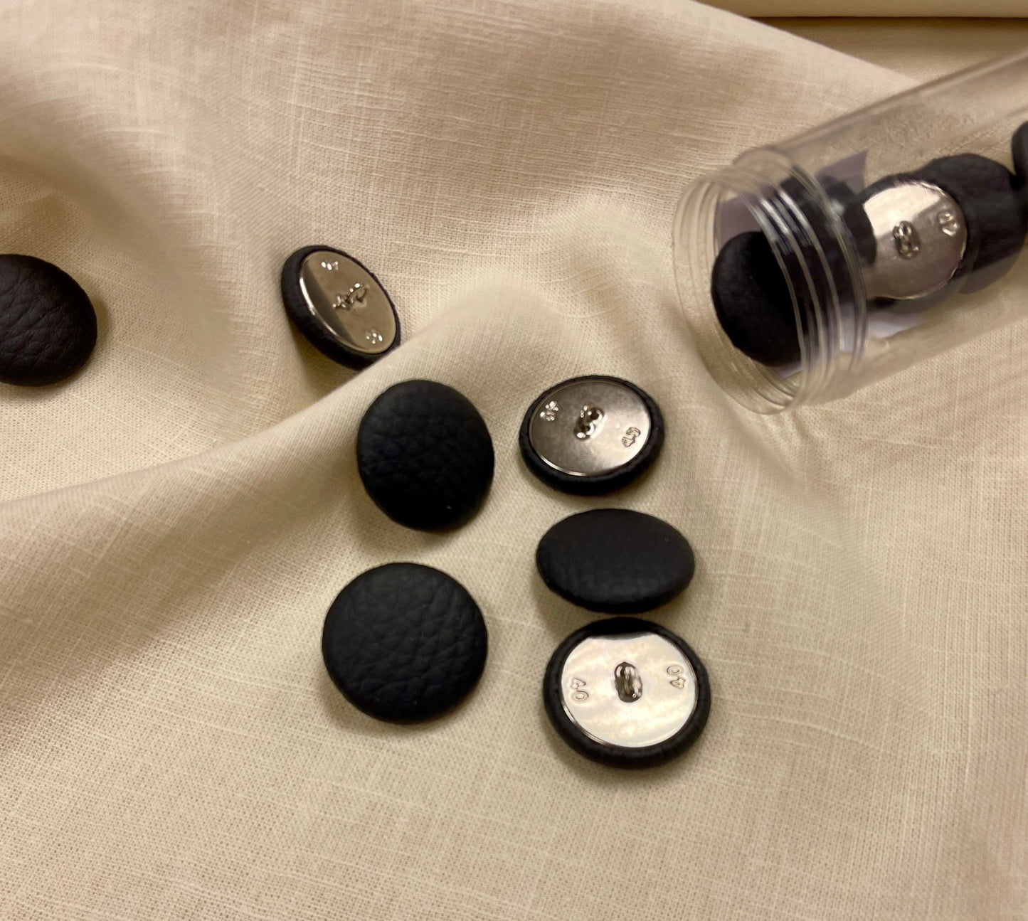 Boutons en métal avec cuir éco sur pied 25 mm - gris foncé