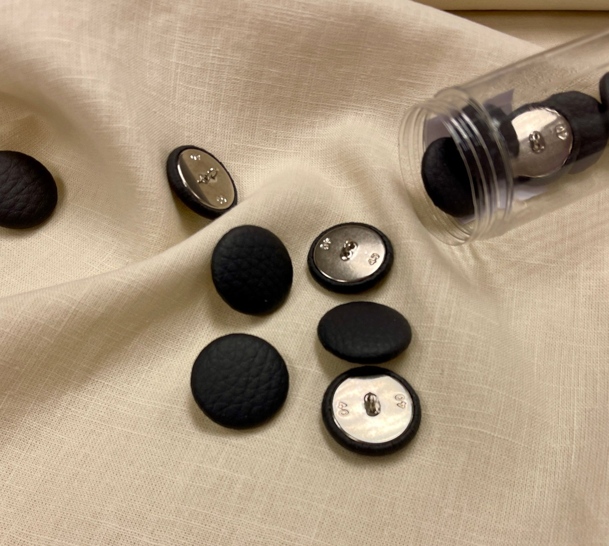 Boutons en métal avec cuir éco sur pied 25 mm - gris foncé