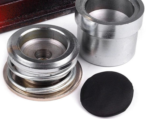 Kuva itse päällystettävästä metallinapista | 38 mm – saatavilla verkossa Šarlotes audumi