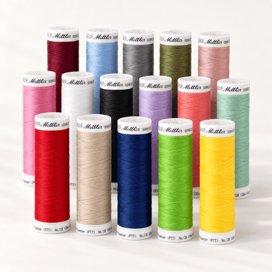 Kuva joustavasta Mettler SERAFLEX® -ompelulangasta, 130 m – saatavilla verkossa Šarlotes audumi