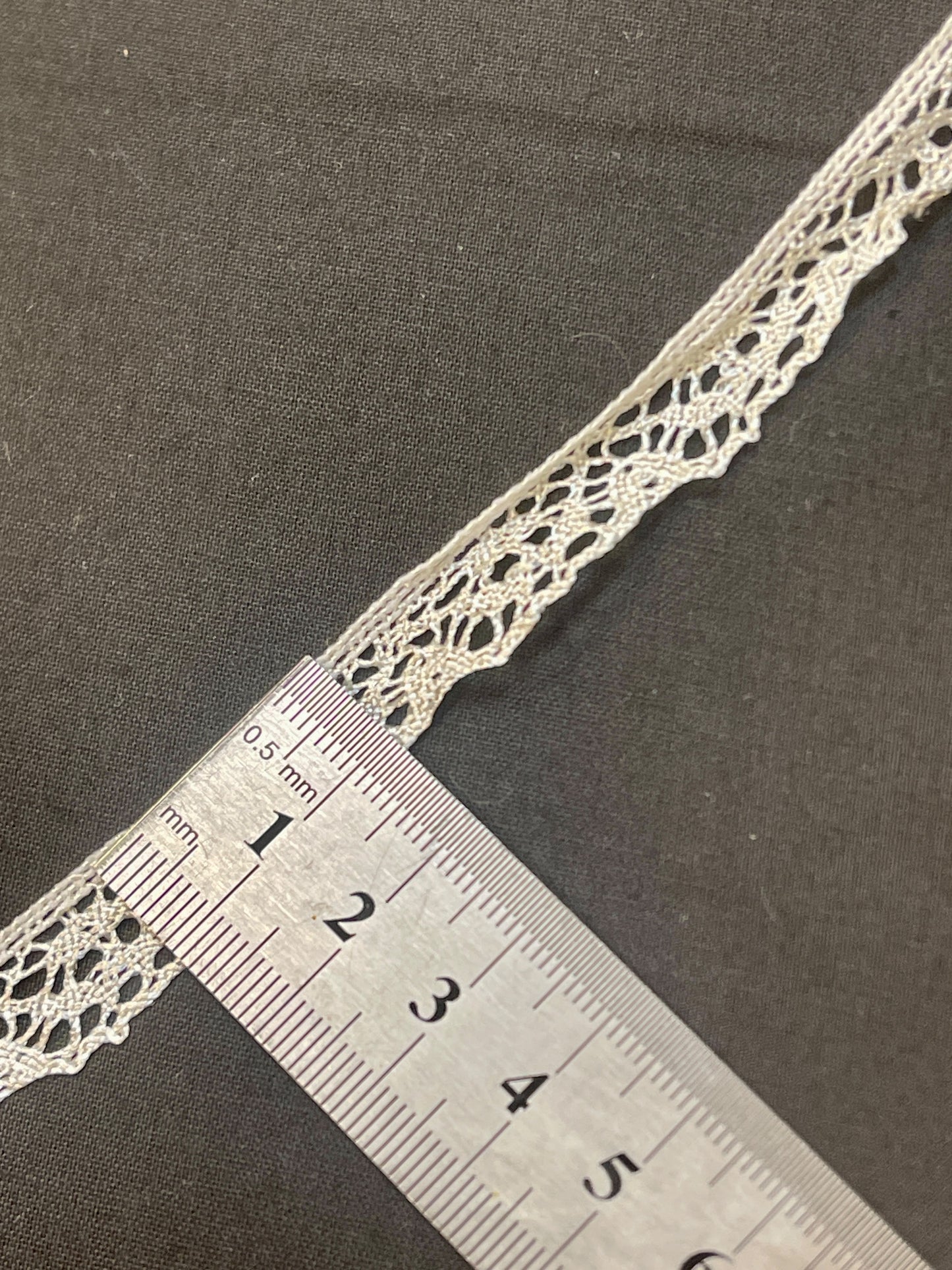 Kuva: 1,3 cm:n samppanjanvärinen pitsi – saatavilla verkossa, Šarlotes audumi