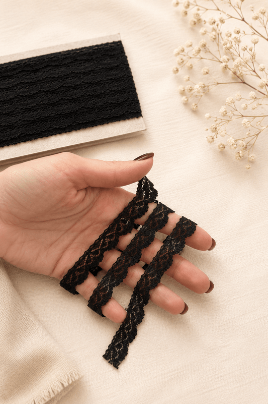 Image with 1.4 cm lace, dark brown – available online at Charlotte's Fabrics