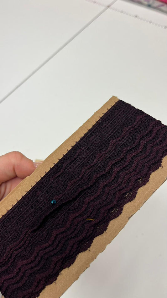 Image of 1.4 cm lace, dark red – available online at Šarlotes audumi