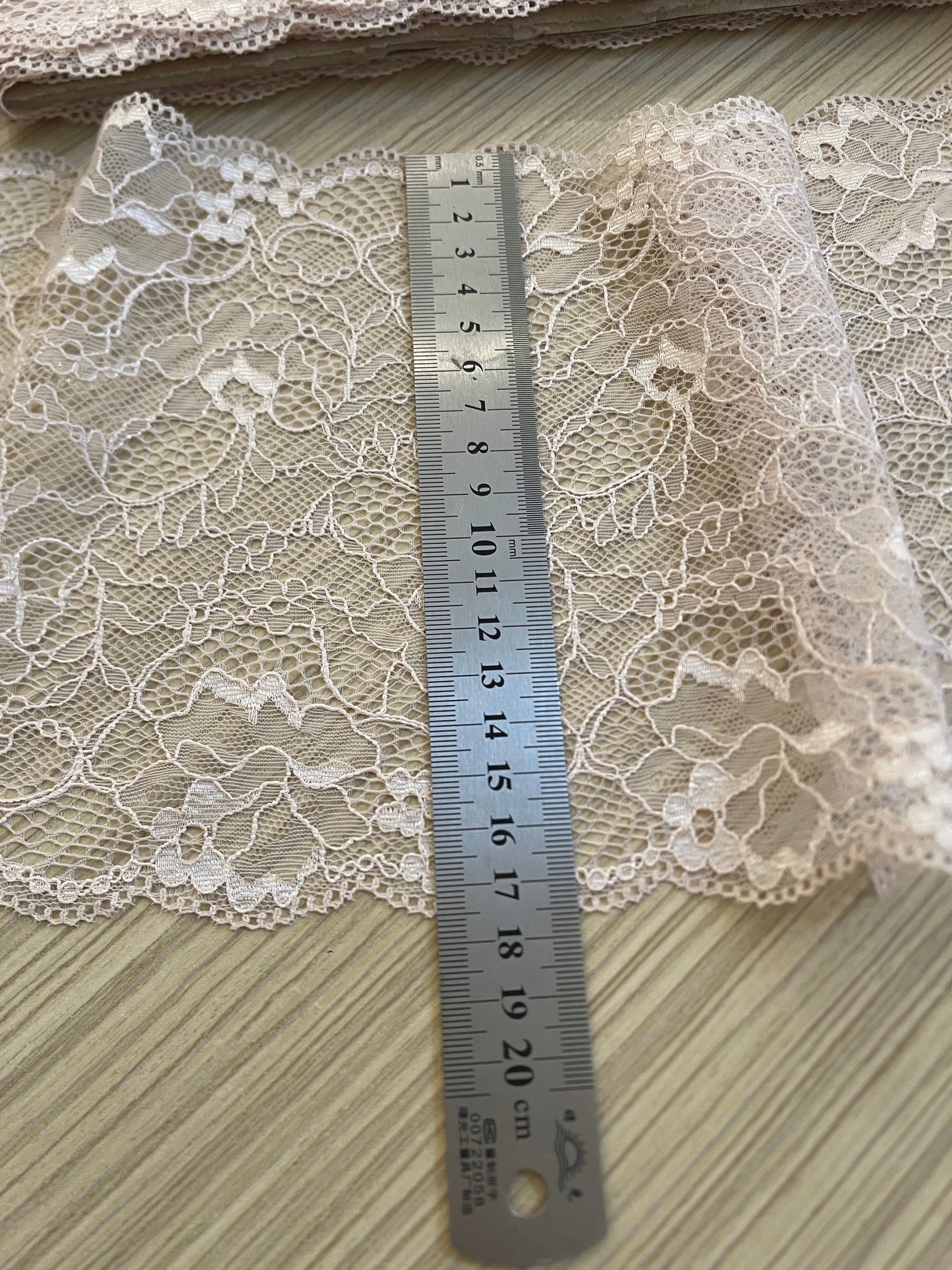 Image avec dentelle 18 cm - poudré – disponible chez Šarlotes audumi
