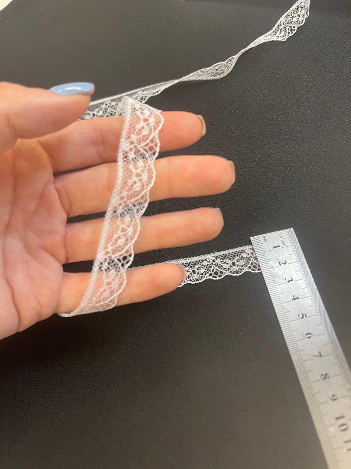 Kuva hienosta pitsistä 1,6 cm, valkoinen – saatavilla verkossa Šarlotes audumi