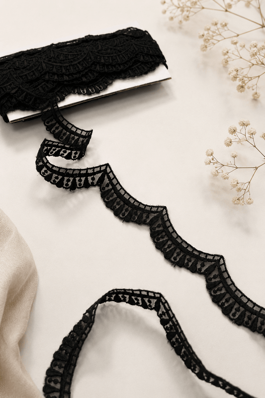 Image of scalloped lace, 3 cm, black – available online at Šarlotes audumi