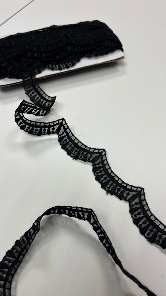 Image of scalloped lace, 3 cm, black – available online at Šarlotes audumi