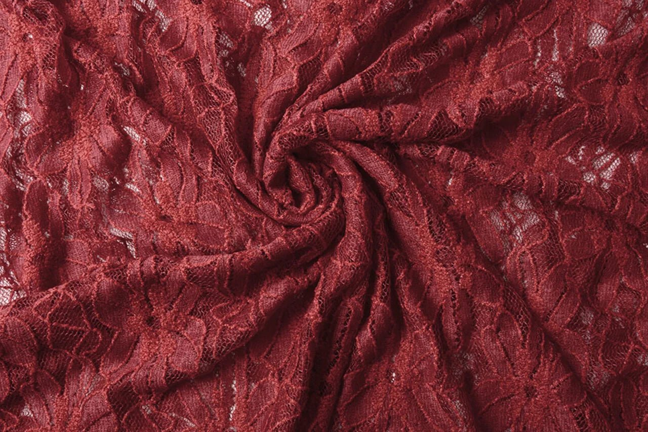 Image de tissu en dentelle bordeaux 120 g/m² – disponible chez Šarlotes audumi