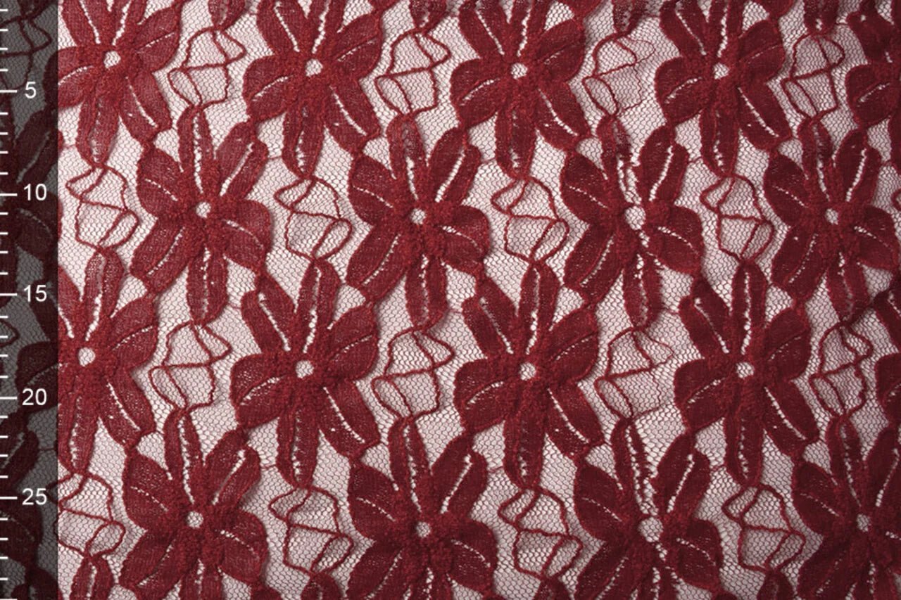 Image de tissu en dentelle bordeaux 120 g/m², disponible chez Šarlotes audumi