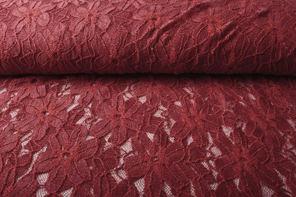 Image de tissu en dentelle bordeaux 120 g/m² – disponible chez Šarlotes audumi