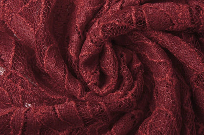 Image du tissu en dentelle bordeaux 120 g/m² – disponible chez Šarlotes audumi