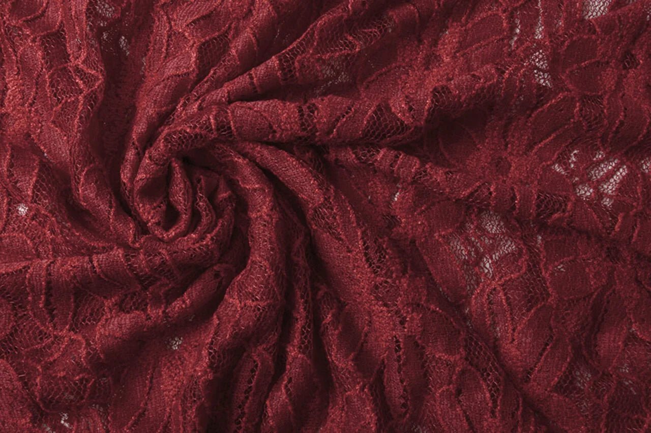 Image du tissu en dentelle - bordeaux 120 g/m² – disponible chez Šarlotes audumi