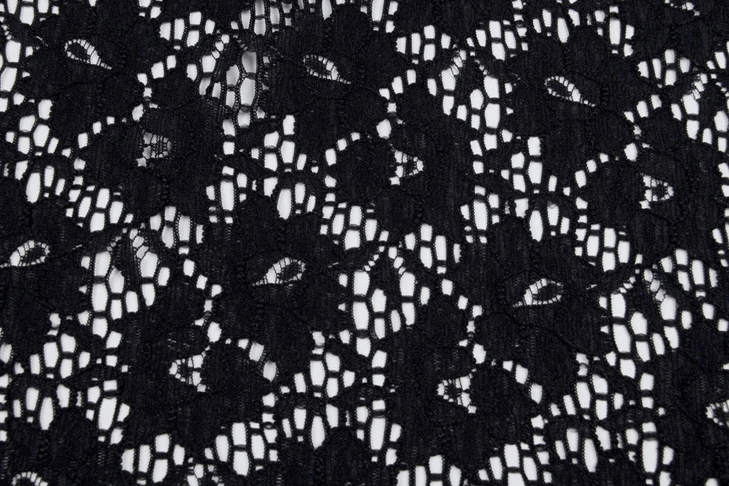 Image du tissu en dentelle noire 115 g/m² – disponible chez Šarlotes audumi