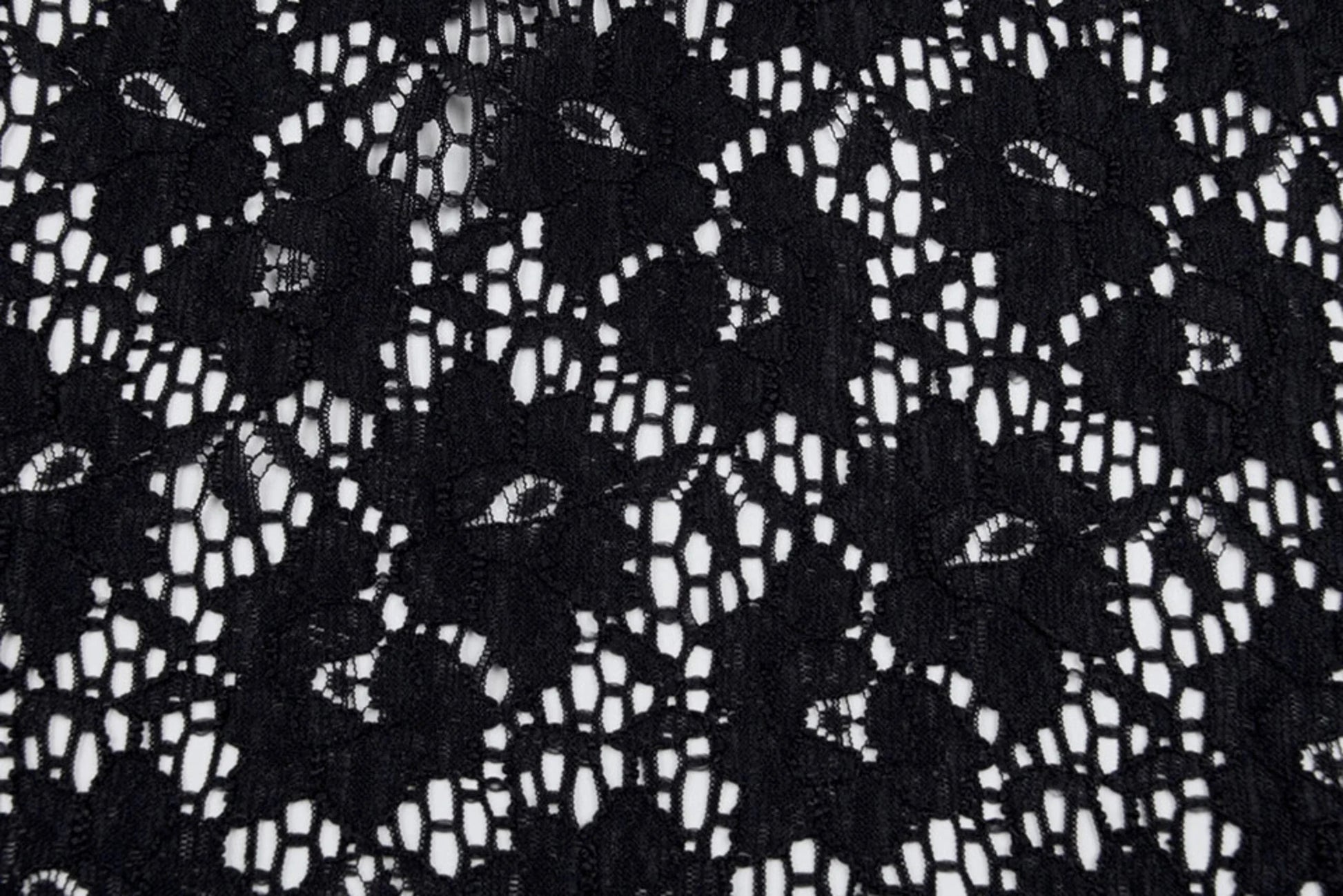 Image du tissu en dentelle noire 115 g/m² – disponible chez Šarlotes audumi