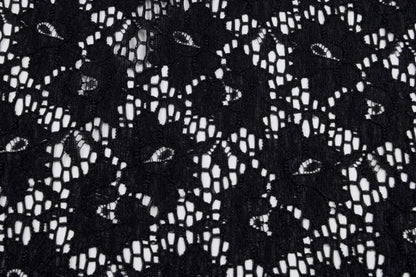 Image du tissu en dentelle noire 115 g/m² – disponible chez Šarlotes audumi