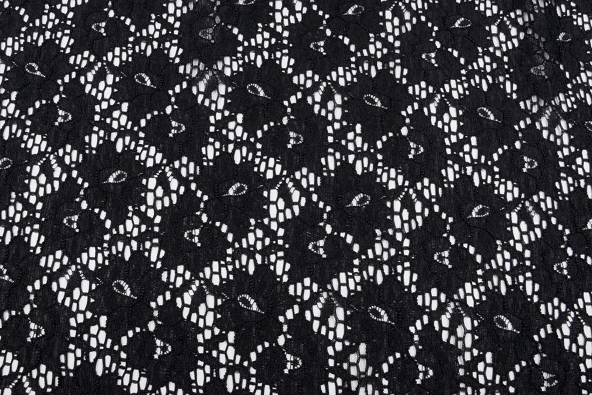 Image du tissu en dentelle noir 115 g/m² – disponible chez Šarlotes audumi