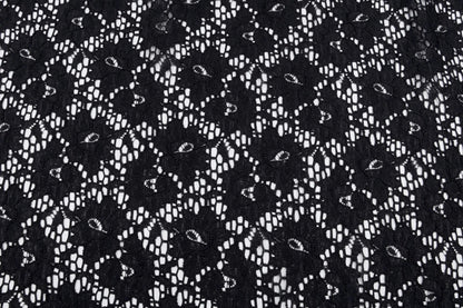 Image du tissu en dentelle noir 115 g/m² – disponible chez Šarlotes audumi