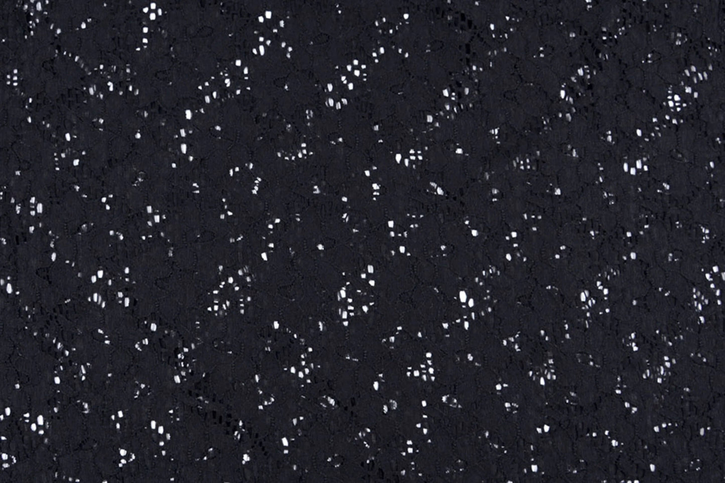 Image de tissu en dentelle noir 115 g/m² – disponible chez Šarlotes audumi