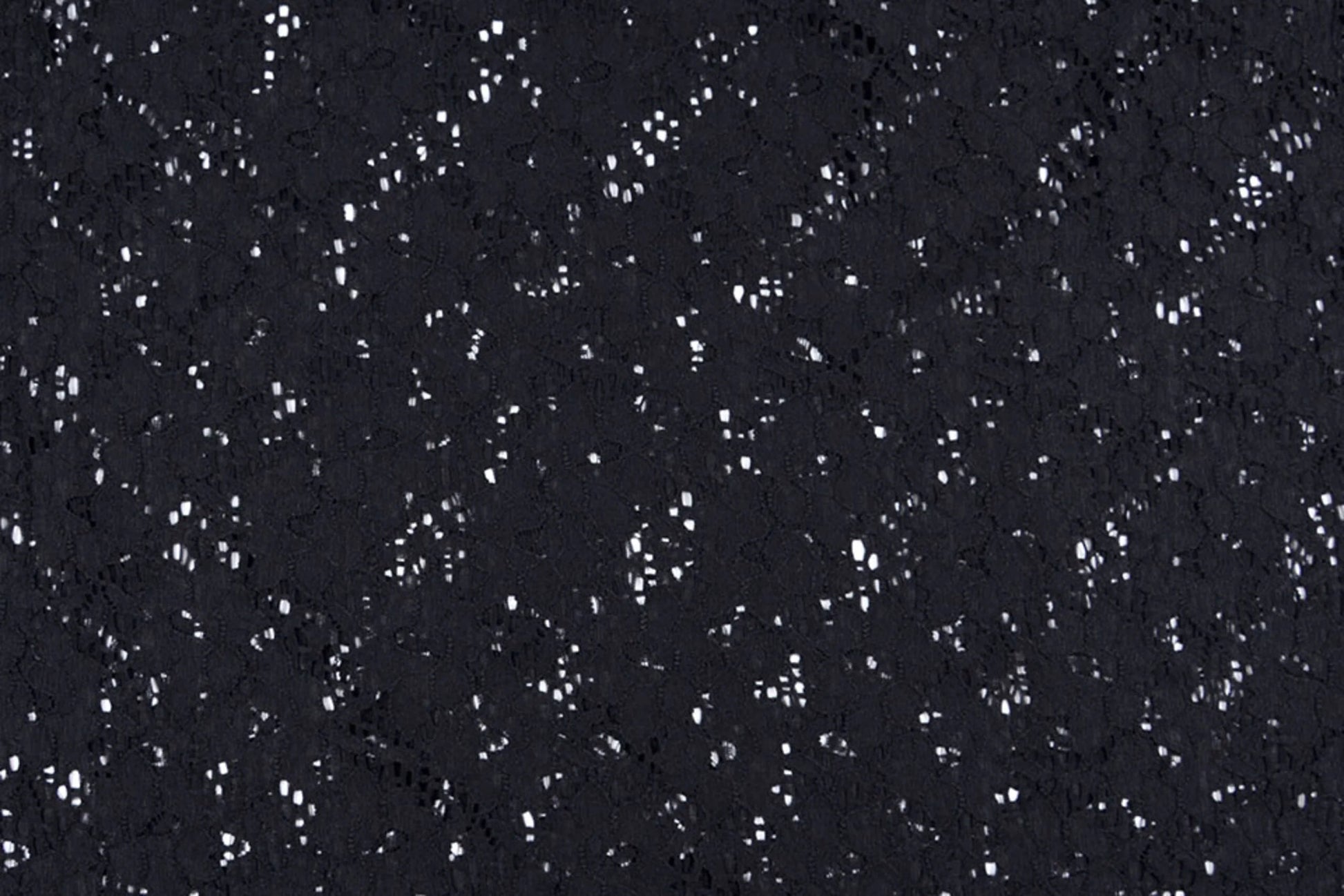 Image de tissu en dentelle noir 115 g/m² – disponible chez Šarlotes audumi