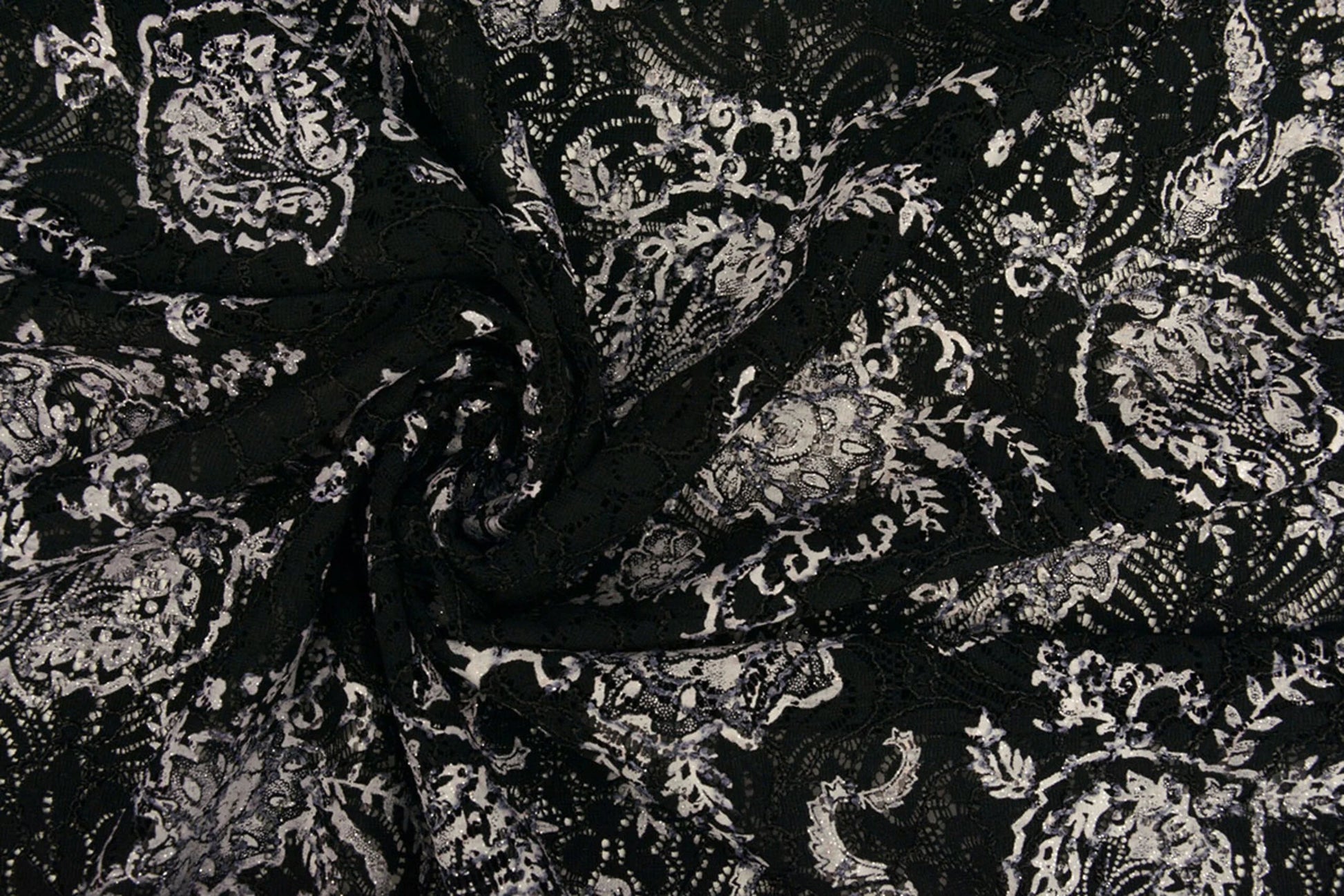 Image du tissu en dentelle noir et argent 210 g/m², disponible chez Šarlotes audumi