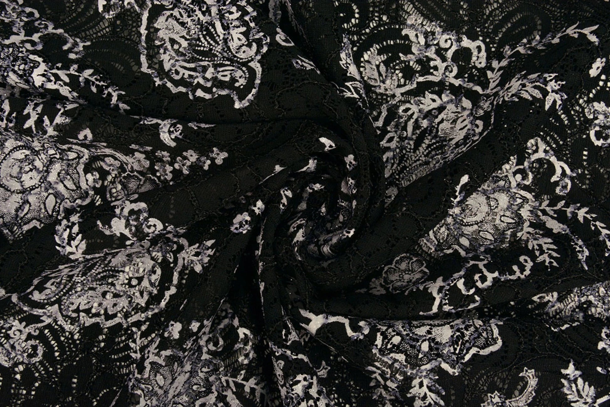 Image de tissu en dentelle noir et argent 210 g/m² – disponible chez Šarlotes audumi