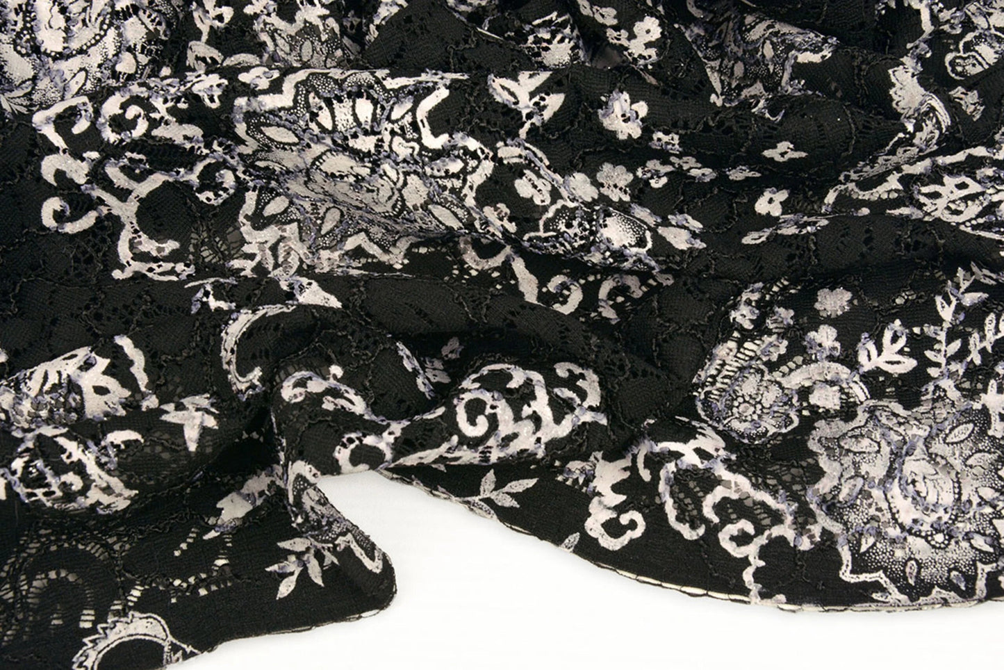 Image du tissu en dentelle noir et argent 210 g/m² – disponible chez Šarlotes audumi