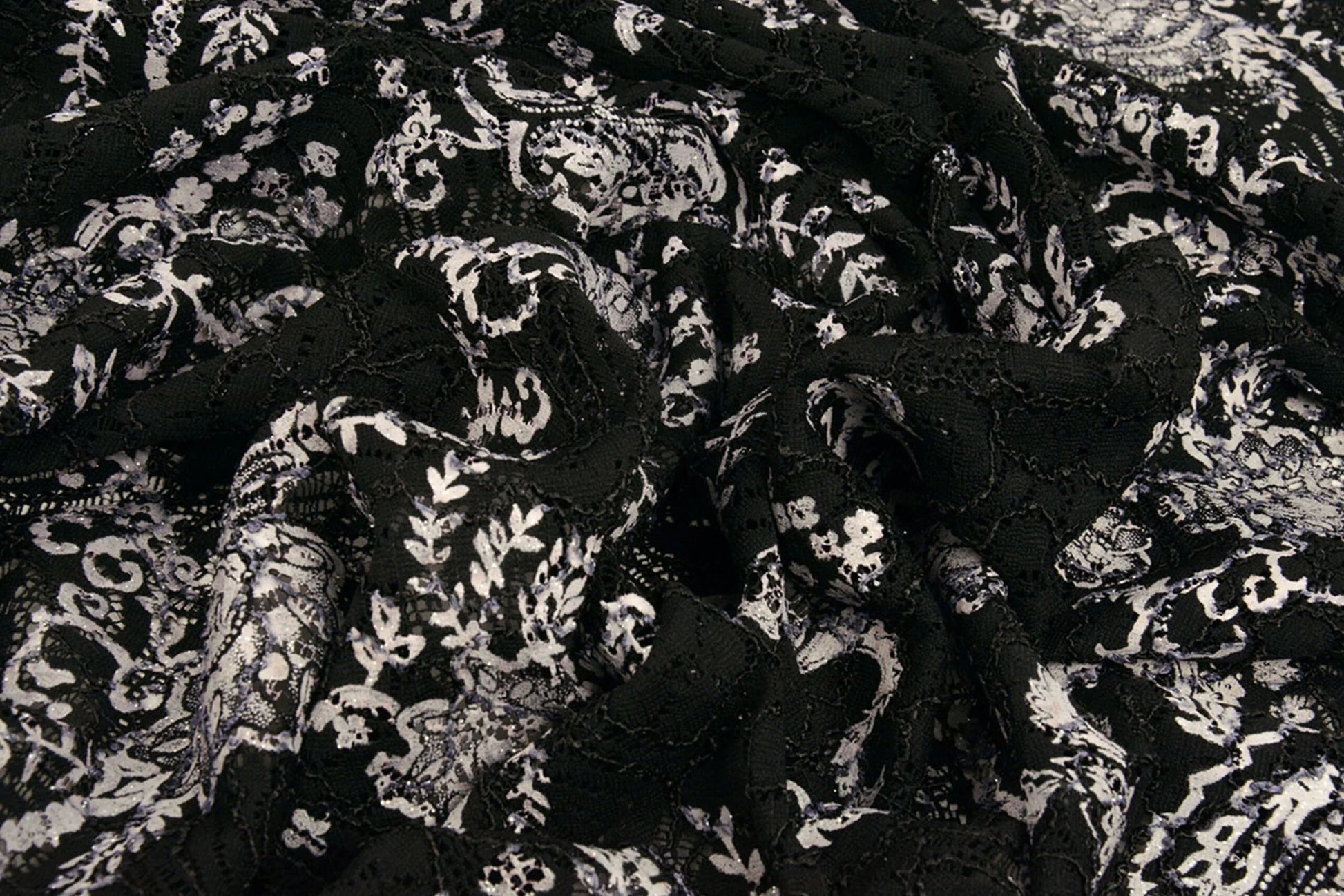 Image du tissu en dentelle noir et argent 210 g/m² – disponible chez Šarlotes audumi