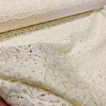 Mežģīņu audums - piena balts 150 g/m²